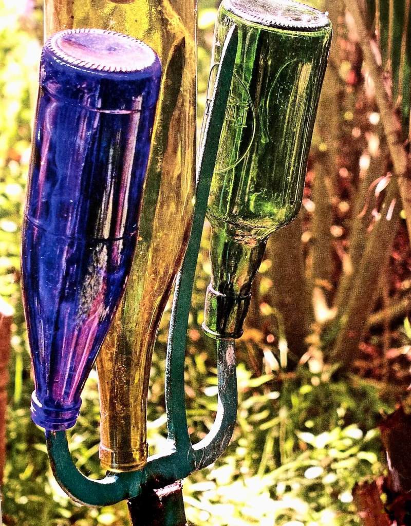 How to make a bottle tree: Pitchfork with glass bottles on the tines