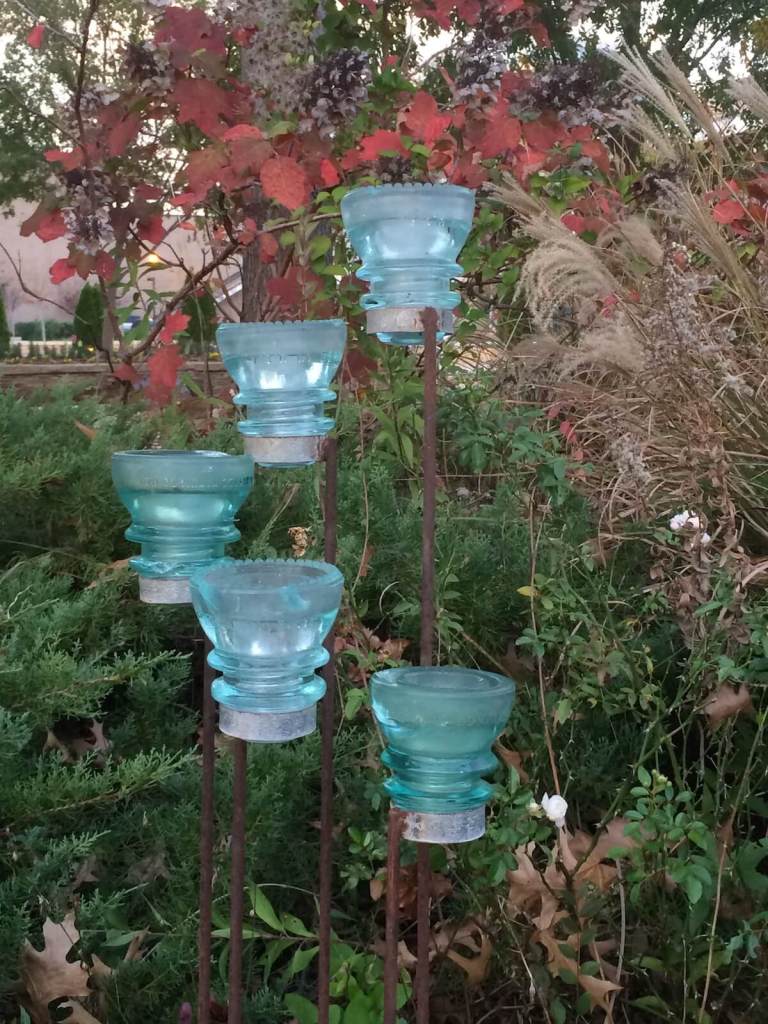 Glass insulatior installation, MS Art Museum