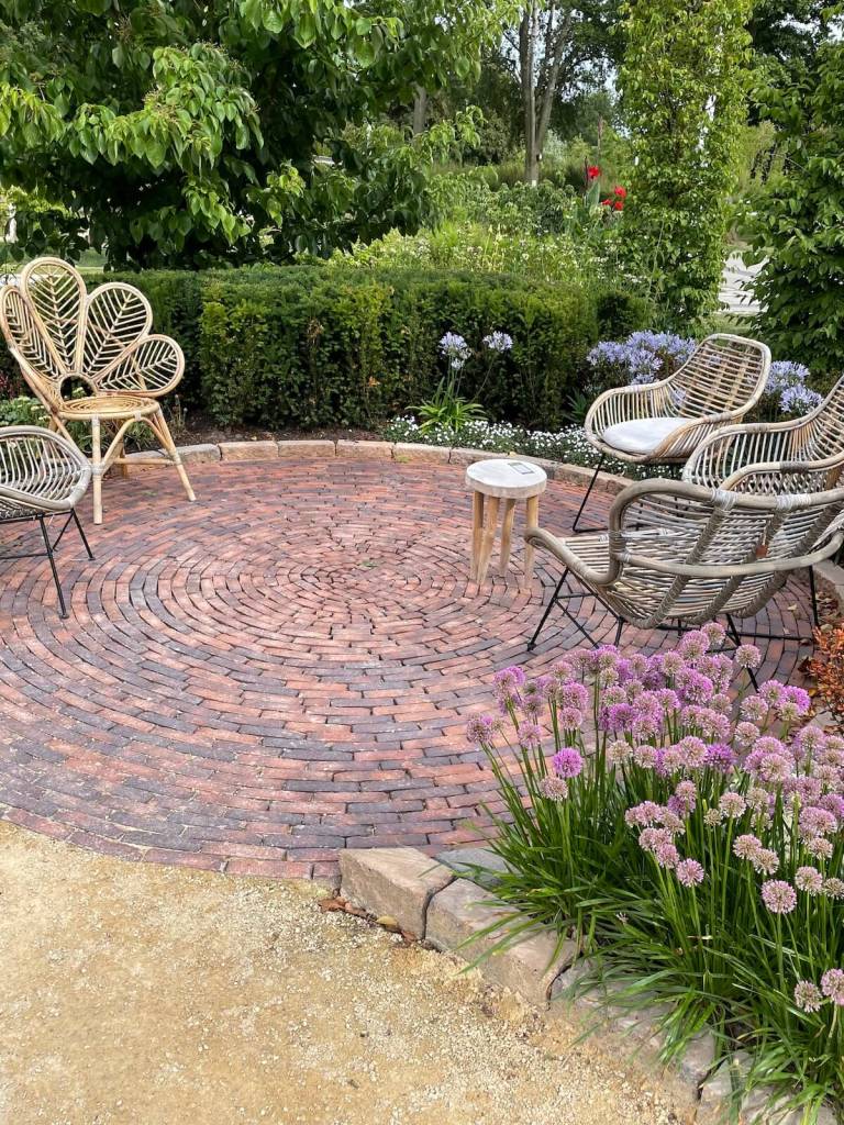 Small sitting area with brick design
