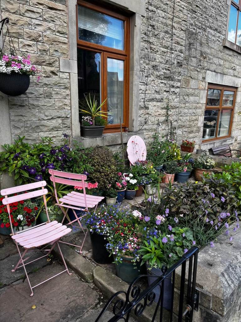 Terrace house front garden with pink chairs